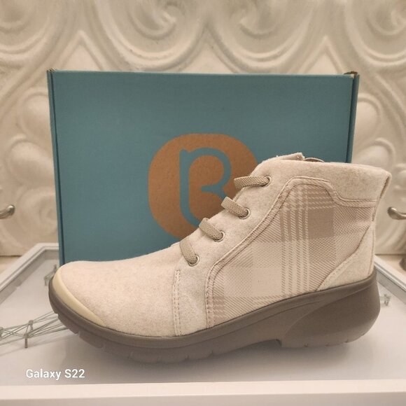 Bzees Shoes - BZEES "Kick Back" Taupe Booties. NIB. Size 8.5